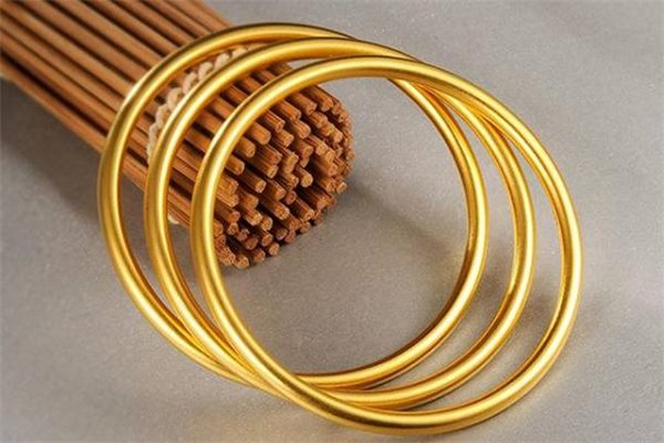 金手鐲古法工藝和亮面的區(qū)別(古法工藝手鐲與亮面手鐲的異同)?